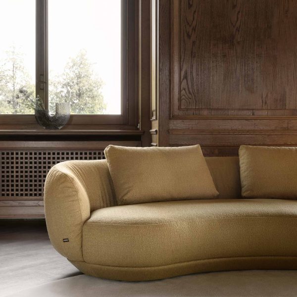 The Nicoline Amalfi 3 Seater Sofa with sinuous and sensual shapes is inspired by organic shapes that recall the seventies design.
